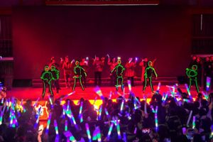 三尺讲台育桃李，元旦舞台展芳华